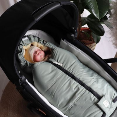 Chancelière pour siège-auto bébé en peau d'agneau NAADJA vert sauge et gris