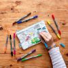 Trousse à colorier lavable et réutilisable Roues en route avec 10 feutres Eatsleepdoodle Ambiance 2