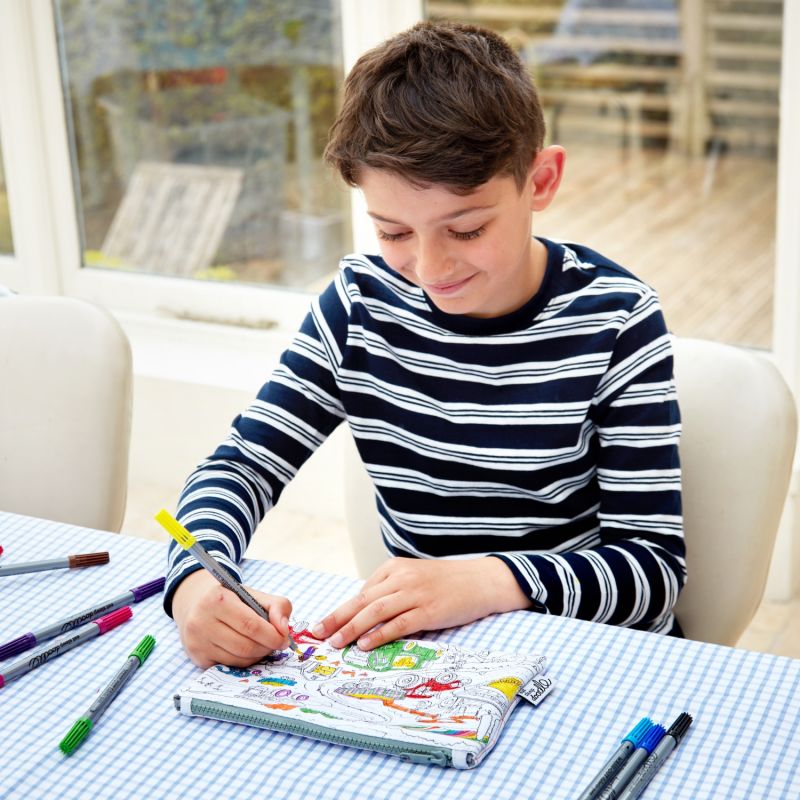 Trousse à colorier lavable et réutilisable Roues en route avec 10 feutres Eatsleepdoodle Ambiance 7