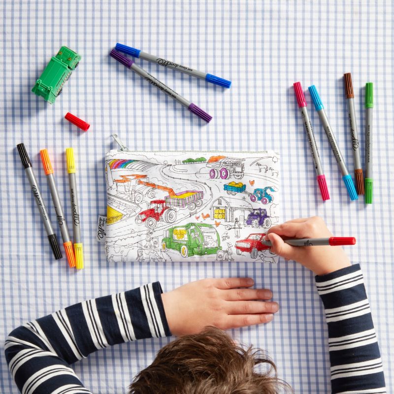 Trousse à colorier lavable et réutilisable Roues en route avec 10 feutres Eatsleepdoodle Ambiance 8