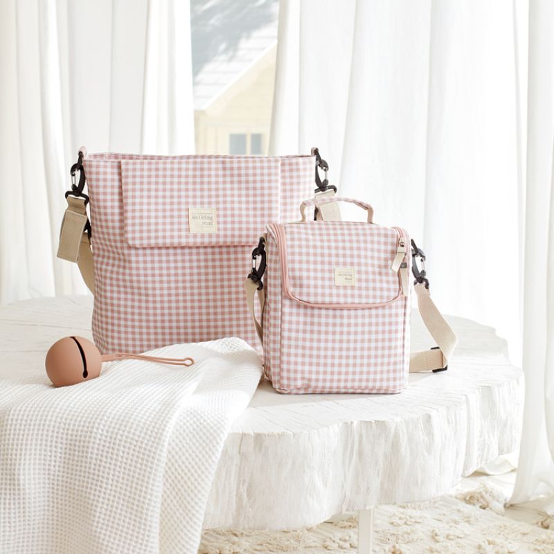 Image d'ambiance de présentation du produit Sac repas isotherme I Love Vichy rose - Walking Mum