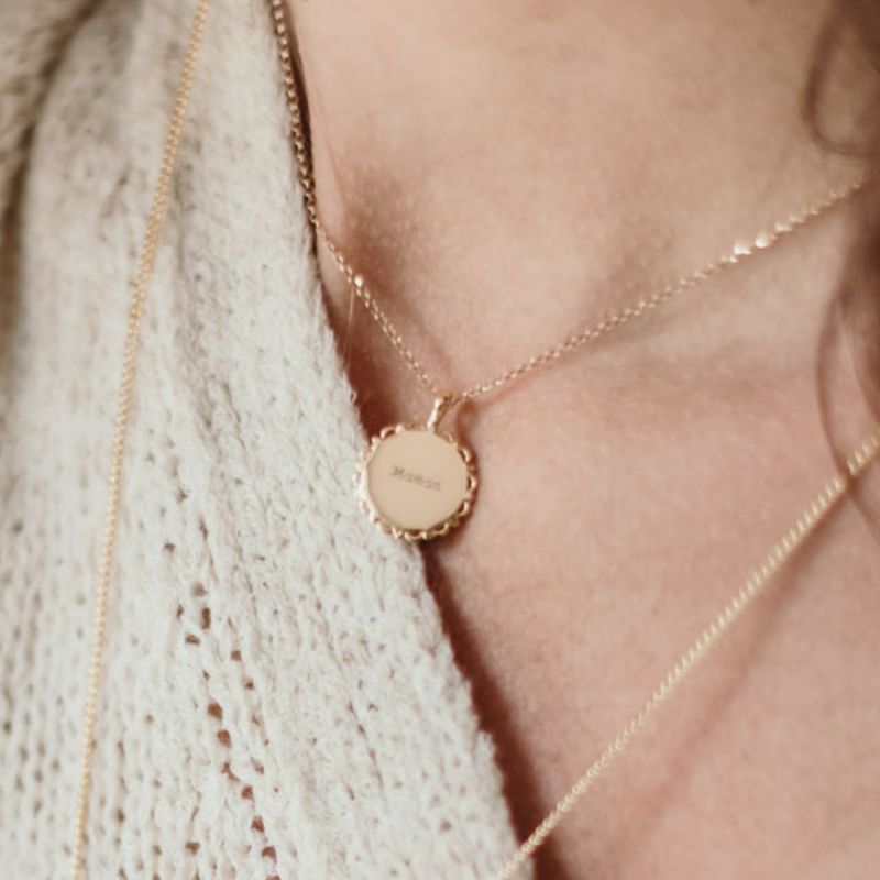 Collier médaille ronde Florale personnalisable (or jaune 18 carats) Pleine Lune Ambiance 2