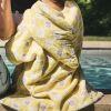 Poncho de bain Comme un bonbon Romy damier jaune BEBEL Ambiance 1