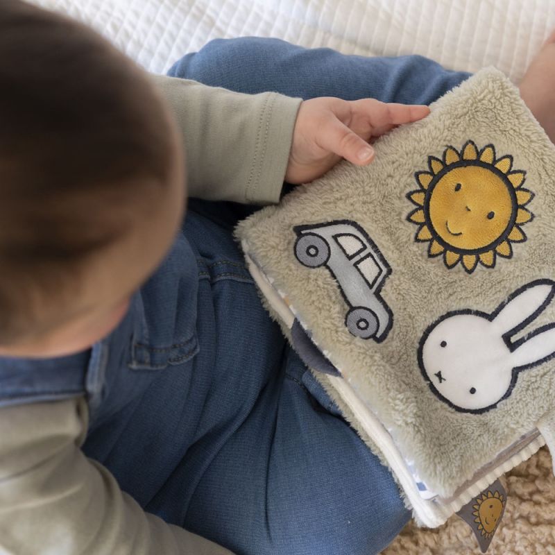 Image d'ambiance de présentation du produit Livre d'activités Miffy fluffy bleu - Pioupiou et Merveilles