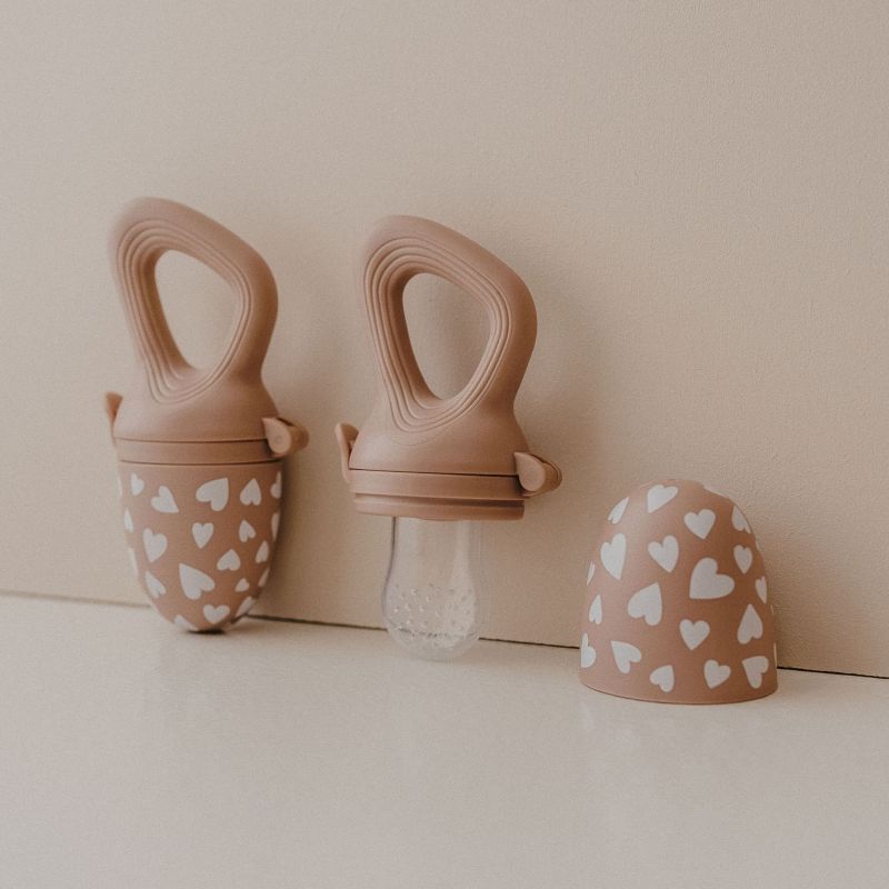 Tétine grignoteuse et 4 embouts Fall In Love taupe rose Zakuw Produit 4