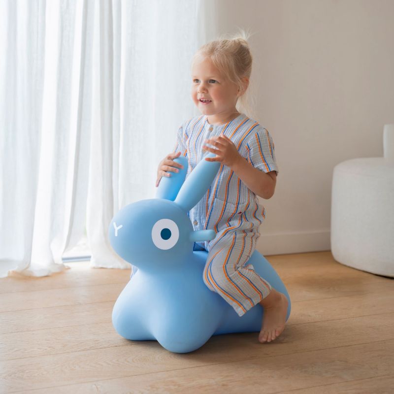 Ballon sauteur Hoppi Lapin Bleu Quut Ambiance 3