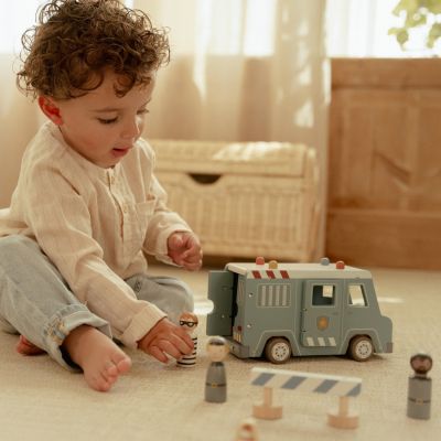 Fourgon de police en bois