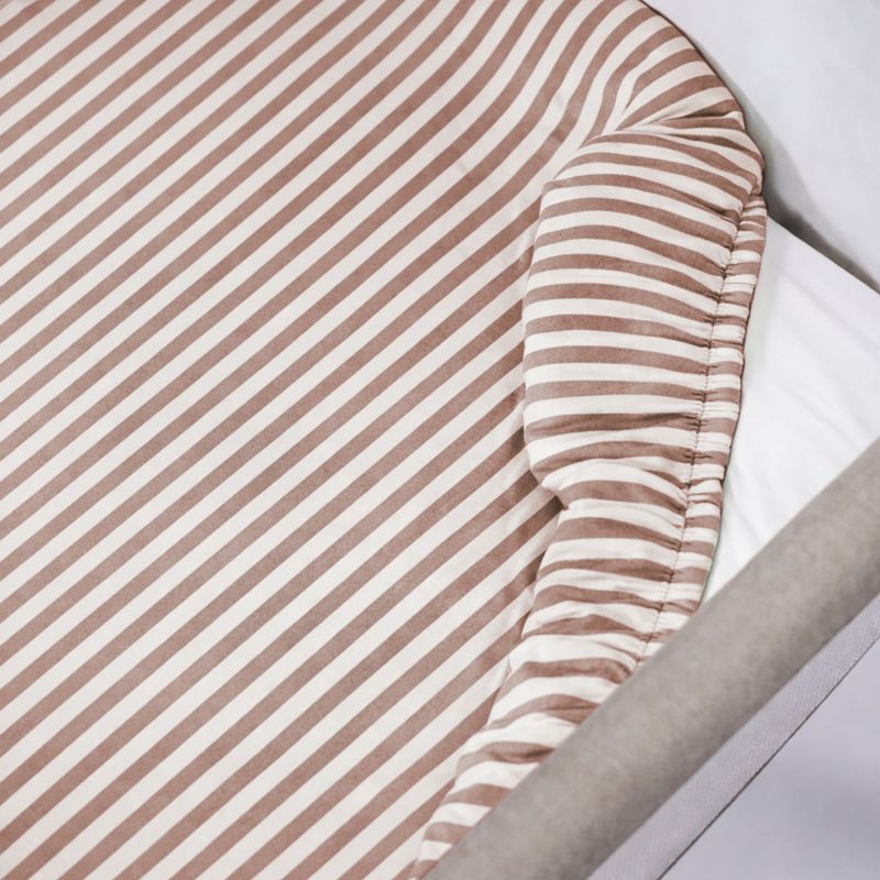 Drap housse pour berceau Praliné Rayures Moka (90x50 cm) Walking Mum Ambiance 2