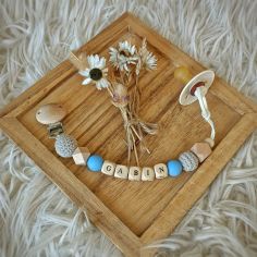 Attache sucette en bois gris et bleuet (personnalisable)