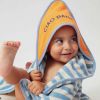 Cape de bain bébé Summer Forever Éponge bleu et orange (80 x 80 cm) Chamaye Ambiance 3