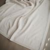 Couverture tricotée en coton bio Textured Dots Off White (80 x 100 cm)  par Mushie