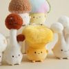 Porte-clé peluche Champignon Bolet (15 cm) Bazuuyu Ambiance 2