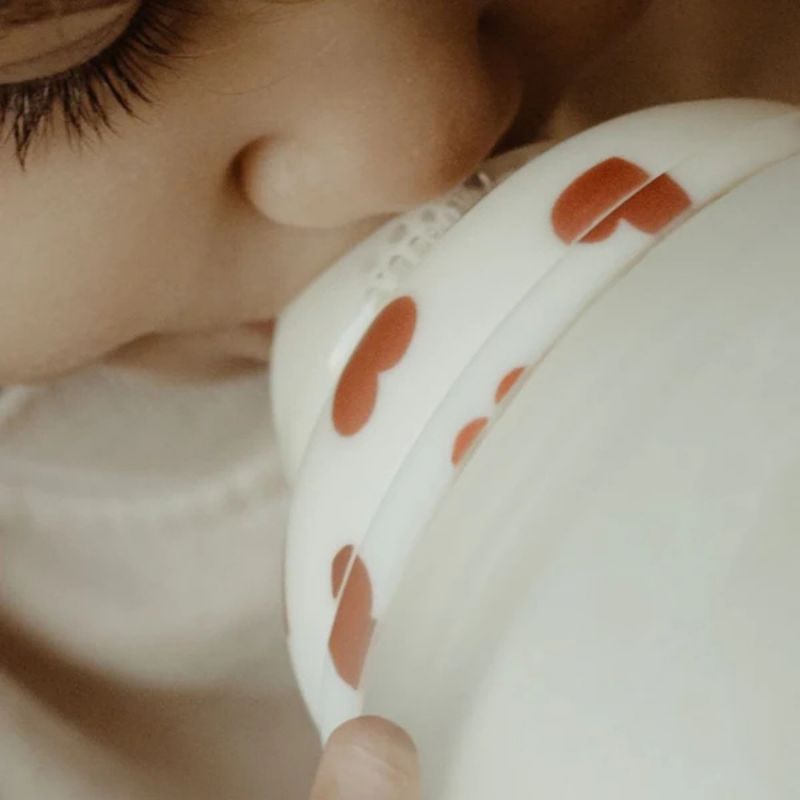 Biberon anti-colique en silicone Full of Love rouge (240 ml) Elhée Ambiance 3