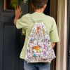 Sac à ficelles à colorier lavable et réutilisable Dino avec 10 feutres Eatsleepdoodle Ambiance 9
