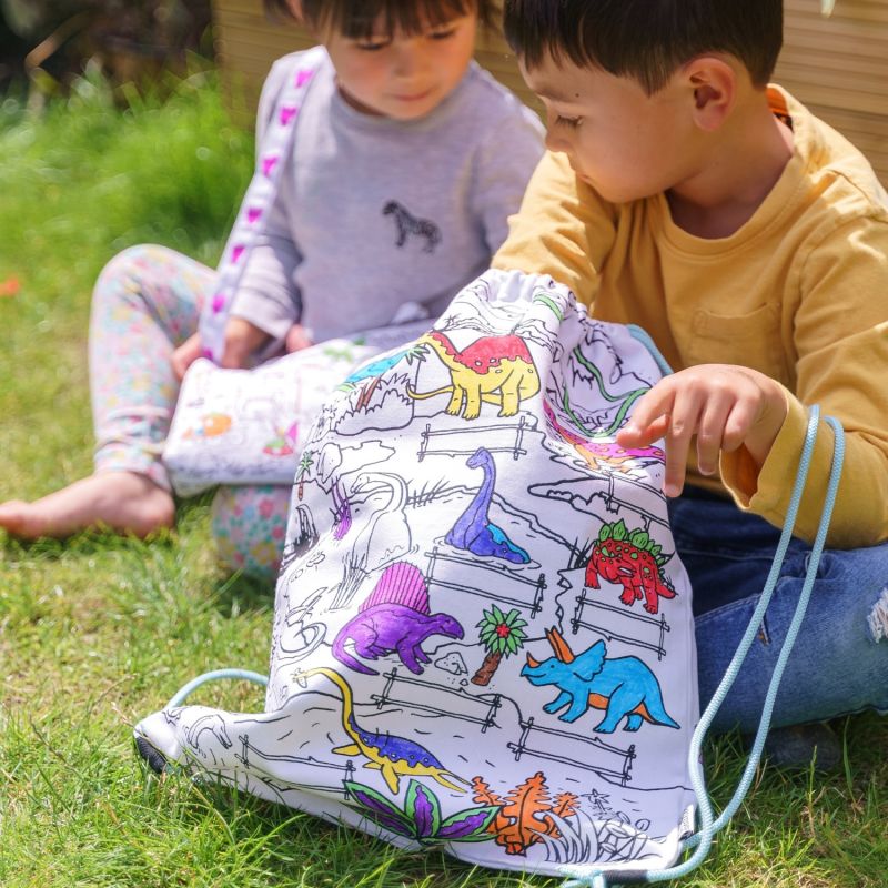Sac à ficelles à colorier lavable et réutilisable Dino avec 10 feutres Eatsleepdoodle Ambiance 2