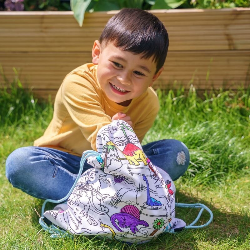 Sac à ficelles à colorier lavable et réutilisable Dino avec 10 feutres Eatsleepdoodle Ambiance 6