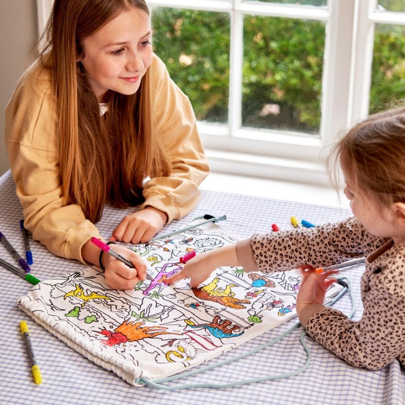 Sac à ficelles à colorier lavable et réutilisable Dino avec 10 feutres Eatsleepdoodle Ambiance 8