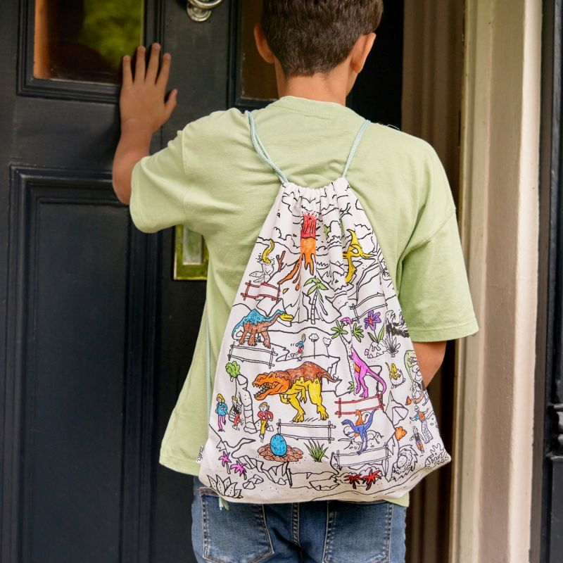 Sac à ficelles à colorier lavable et réutilisable Dino avec 10 feutres Eatsleepdoodle Ambiance 9