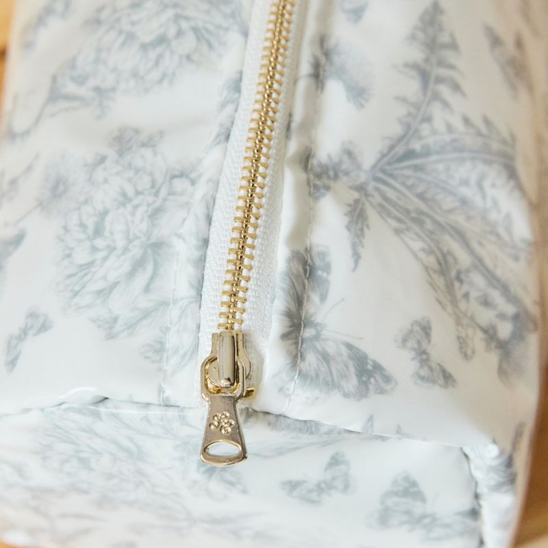 Trousse de toilette enduite Toile de Jouy gris clair (25 cm) Tartine et Chocolat Ambiance 3