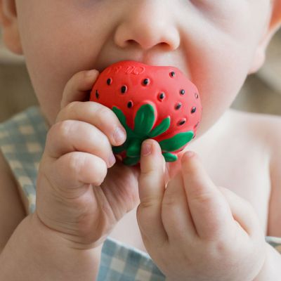 Mini jouet de dentition bébé Chewy Sweetie la fraise (Oli and Carol) - Image 3