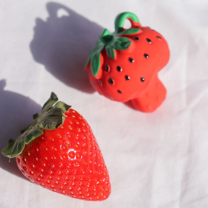 Jouet de dentition Chewy Sweetie la fraise Oli & Carol Produit 7