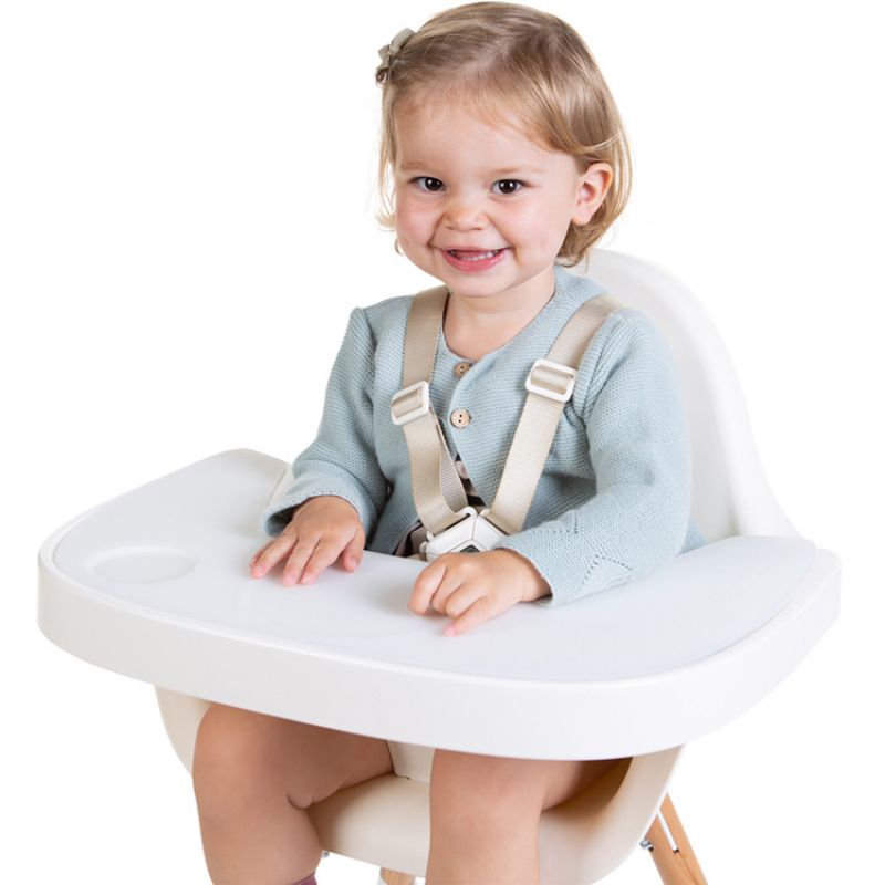 Image d'ambiance de présentation du produit Tablette de repas amovible + protection pour chaise haute Evolu 2 ou Evolu One.80° blanc - Childhome