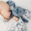 Peluche bruit blanc lapin Toile de Jouy bleu Tartine et Chocolat Ambiance 6