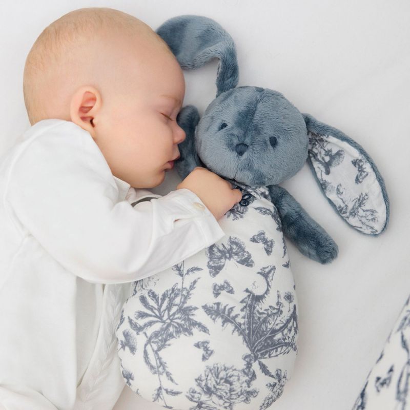 Peluche bruit blanc lapin Toile de Jouy bleu Tartine et Chocolat Ambiance 3