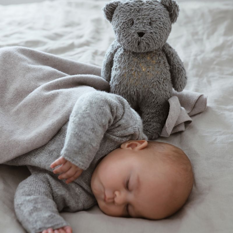 Image d'ambiance de présentation du produit Peluche veilleuse Ours gris minéral - Moonie