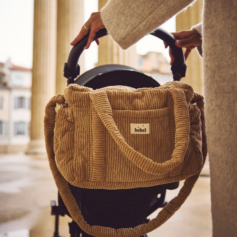 Image d'ambiance de présentation du produit Sac à langer Middle Velours noisette - BEBEL