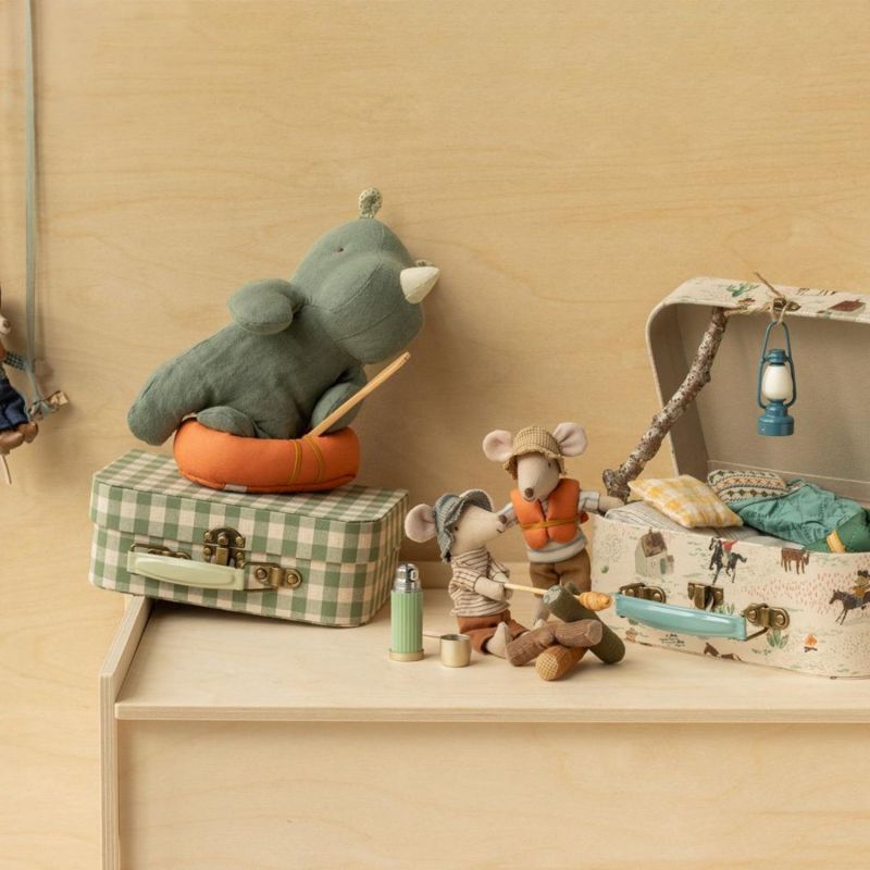 Bateau pneumatique avec gilet de sauvetage et pagaie Souris Maileg Ambiance 4