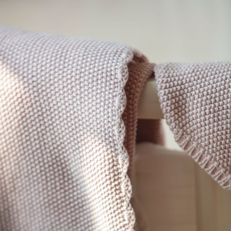 Couverture tricot bébé rose (75 x 100 cm) Pasito a pasito Ambiance 2