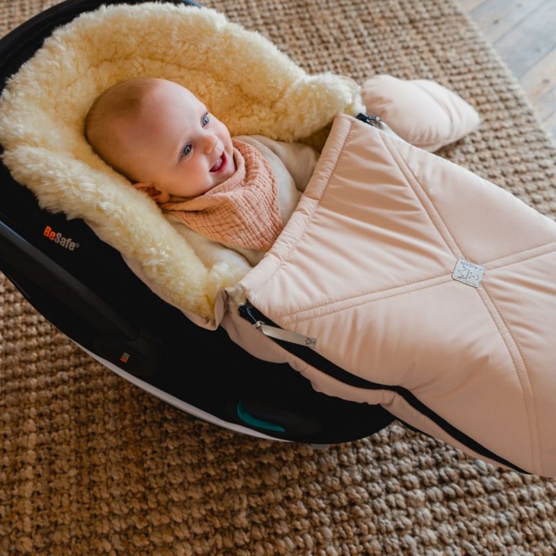 Chancelière pour siège-auto bébé en peau d'agneau EMMY crème Kaiser Ambiance 2