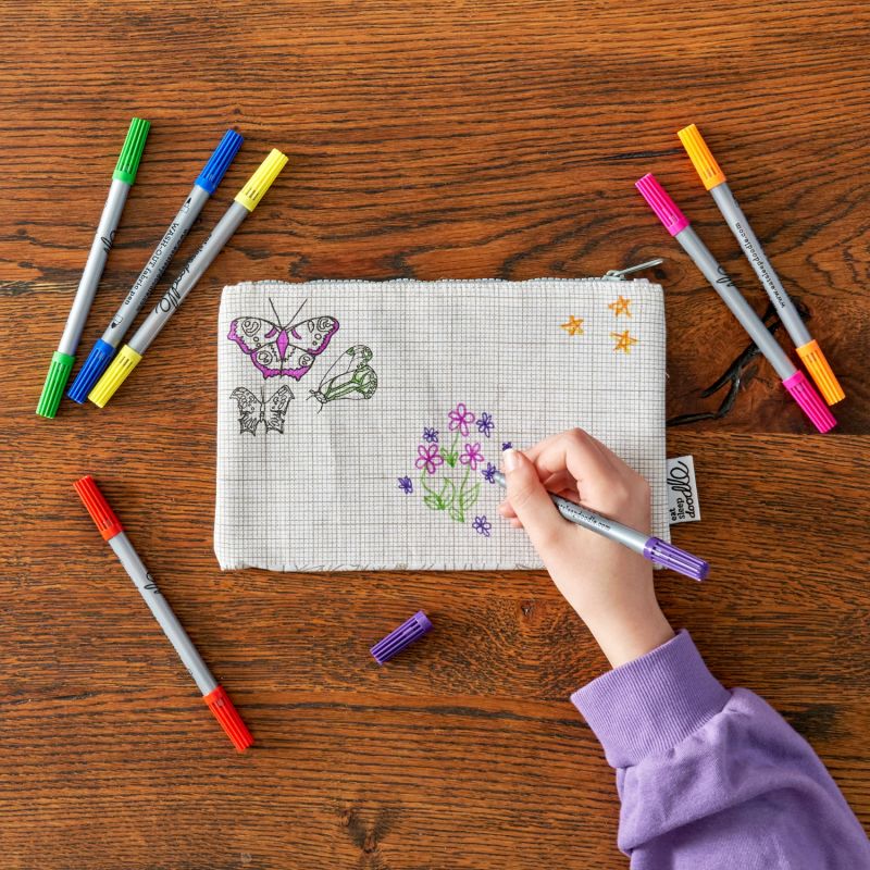 Trousse à colorier lavable et réutilisable Papillons avec 10 feutres Eatsleepdoodle Ambiance 4