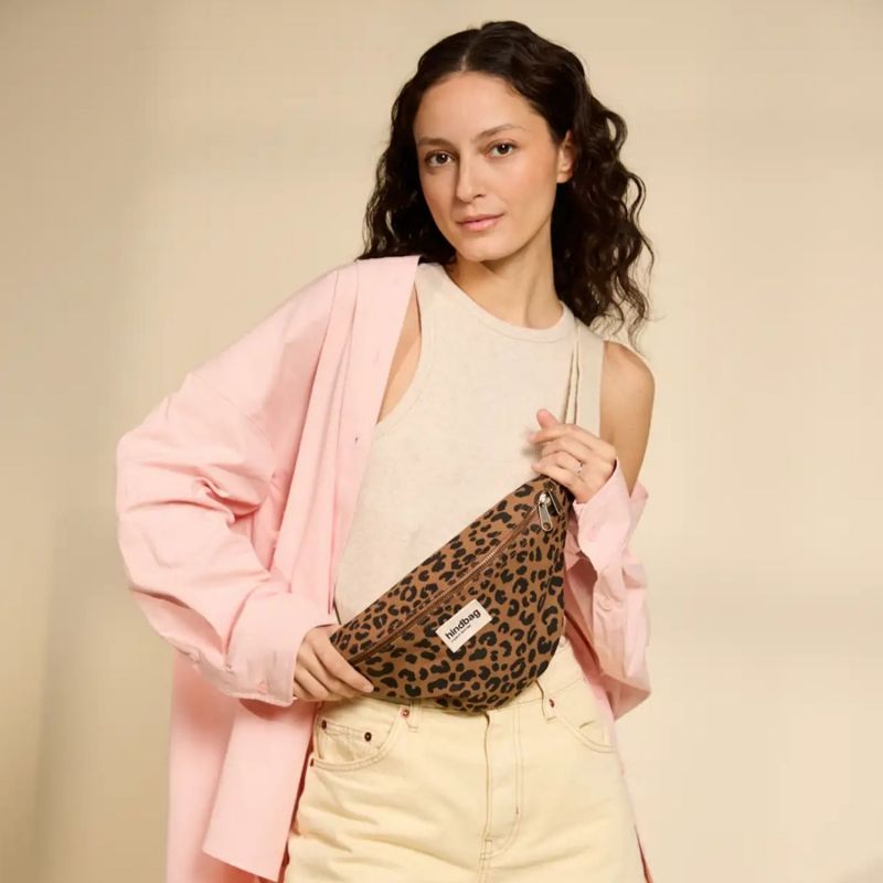 Sac banane Olivia Léopard Cannelle Hindbag Ambiance 2