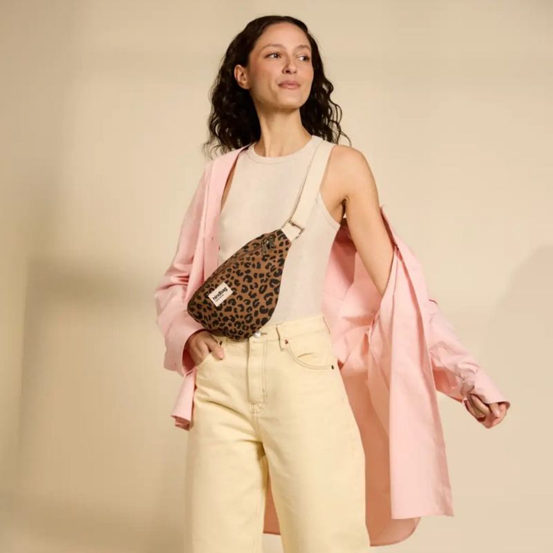 Sac banane Olivia Léopard Cannelle Hindbag Ambiance 8