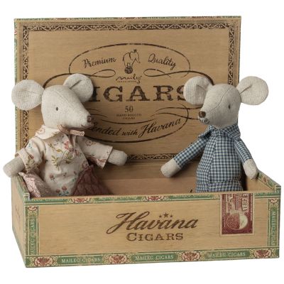 Grand-mère et Grand-père souris dans leur boîte à cigares Maileg