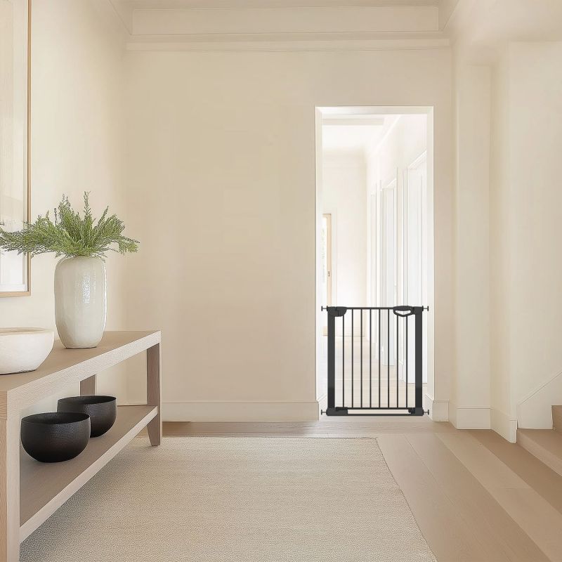 Barrière de sécurité Easylock Flatstep Noire (76 à 83 cm) Geuther Ambiance 4