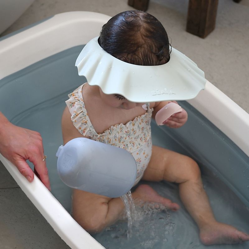 Image d'ambiance de présentation du produit Visière de bain silicone vert de gris - Béaba