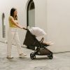 Poussette Metro 3 Deluxe Pearl Grey Ergobaby Ambiance 2