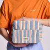 Trousse de toilette XL Alix Rayures Larges Bleu Hindbag Ambiance 2