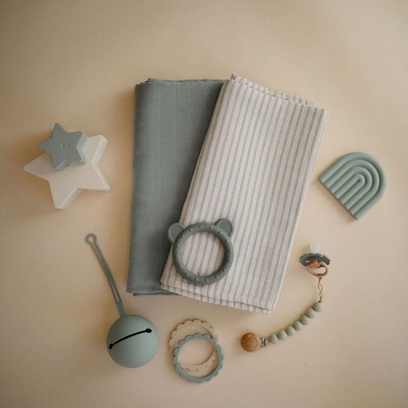 Maxi lange en coton Sage (120 x 120 cm) Mushie Ambiance 3