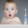 Brosse à dents sonique pour bébé Ciel bleu et son étui de voyage  par Les Babygators