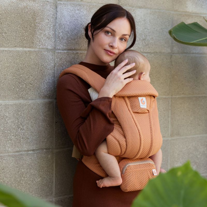 Porte bébé Omni Deluxe Mesh Canyon Clay Ergobaby Ambiance 2
