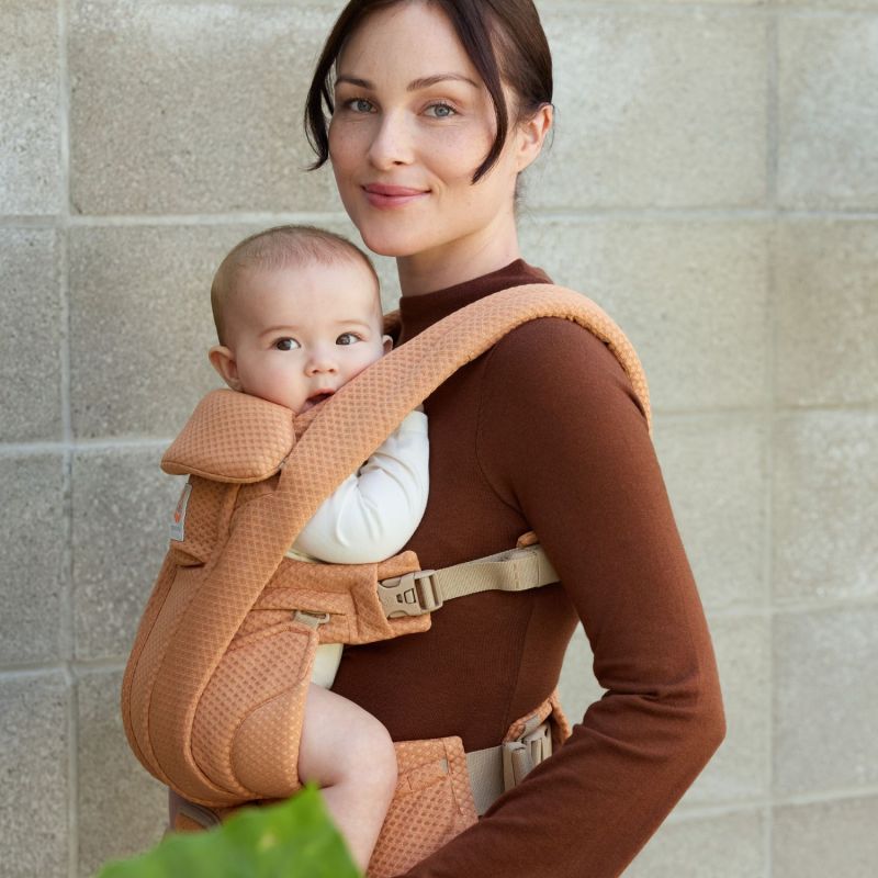 Porte bébé Omni Deluxe Mesh Canyon Clay Ergobaby Ambiance 6