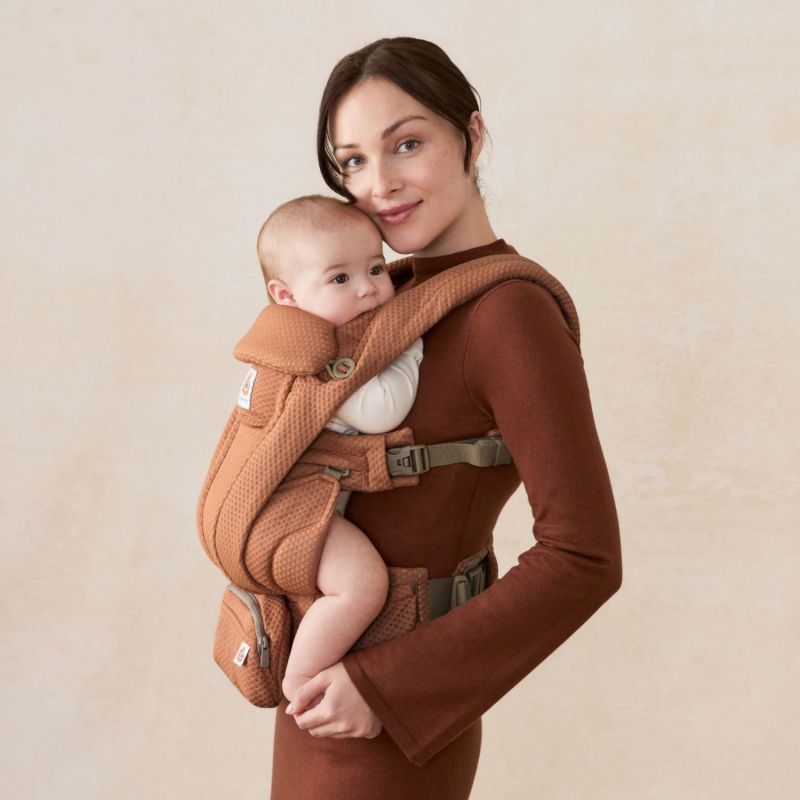 Porte bébé Omni Deluxe Mesh Canyon Clay Ergobaby Ambiance 7