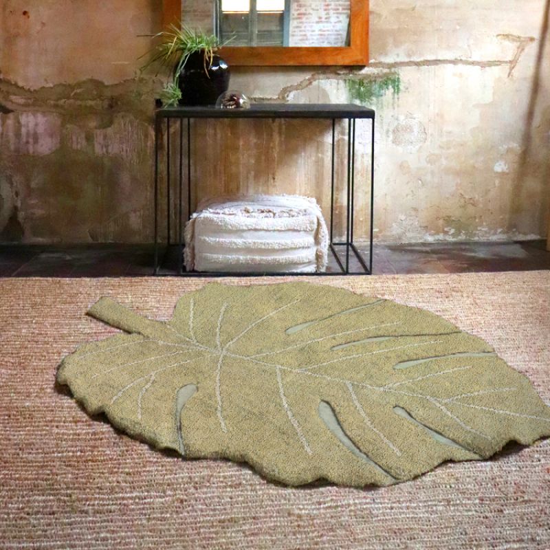 Image d'ambiance de présentation du produit Tapis lavable Monstera olive (120 x 180 cm) - Lorena Canals