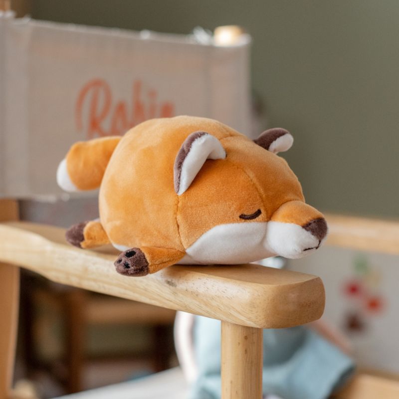 Image d'ambiance de présentation du produit Peluche Nemu Nemu Konta le Renard (11 cm) - Trousselier