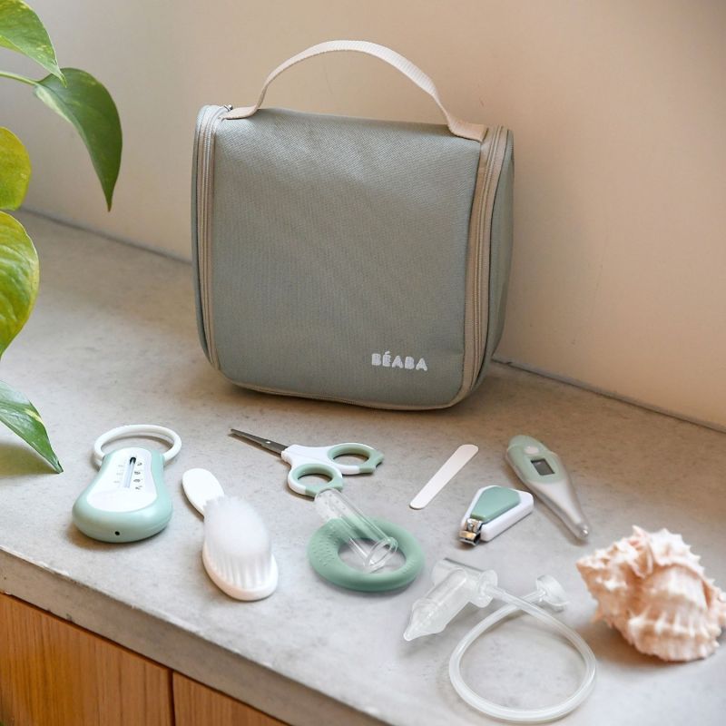 Trousse de soin Nomade Sauge (10 accessoires) Béaba Ambiance 2