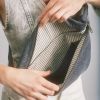 Sac banane L Sasha Denim Gris Hindbag Ambiance 4